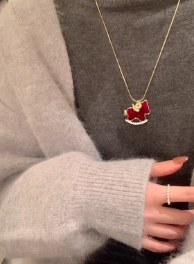 钱币红色丝绒飞马吊坠可抽拉项链