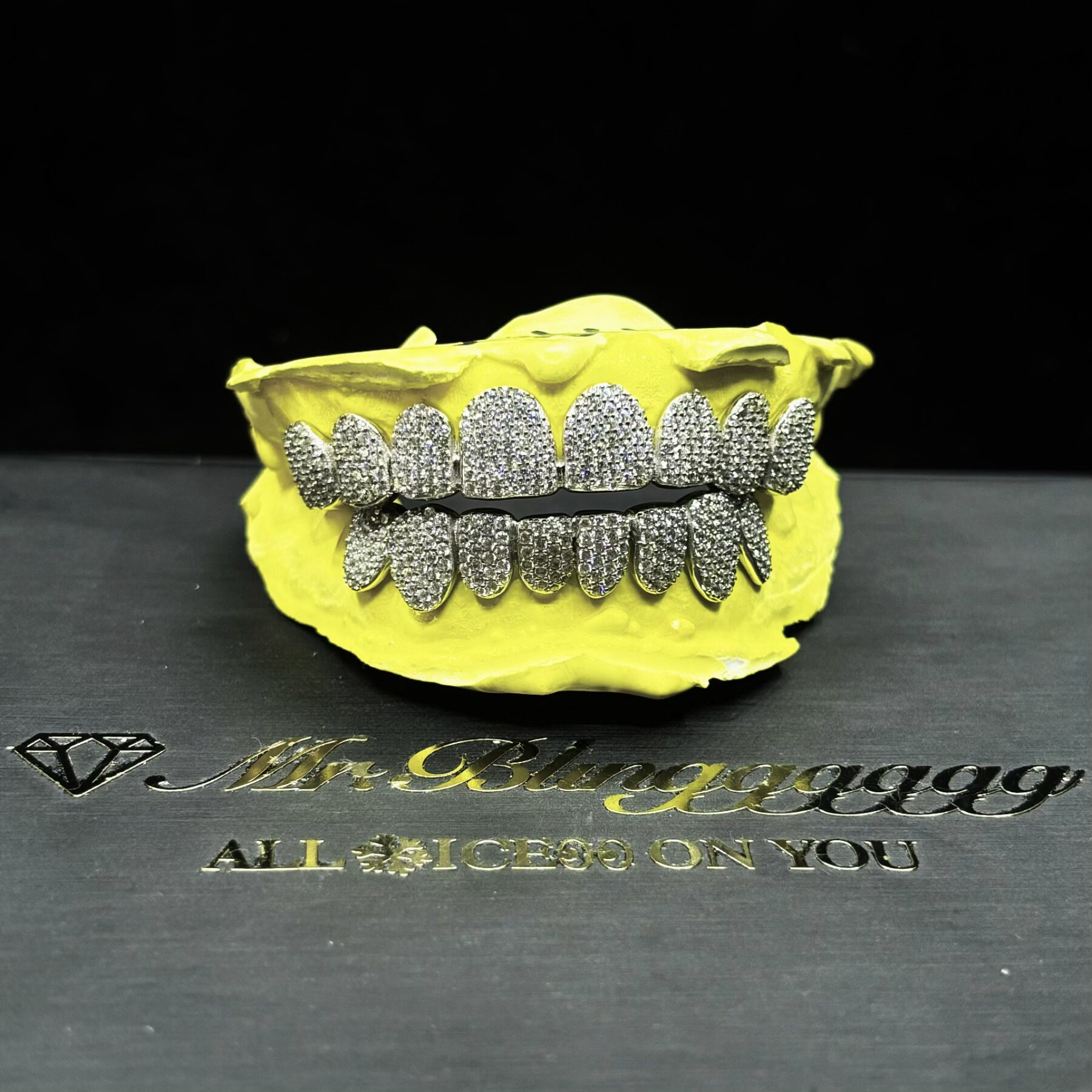 Mr.Blingggggg European and American hip-hop jewelry customized upper 8 lower 8 full diamond secant model Grillz rap braces