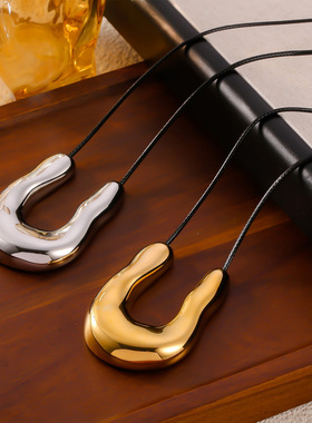 小众U形马蹄黑色皮绳立体不规则夸张钛钢吊坠女时尚简约百搭项链