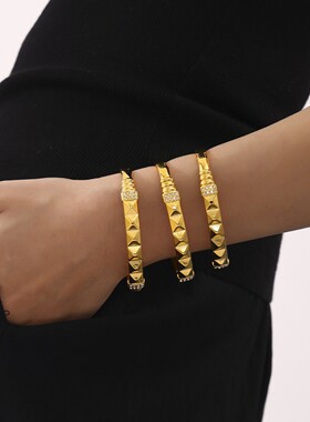 梦幻小香风铆钉水钻卡扣手镯不锈钢镀18K真金跨境现货奢华镯子