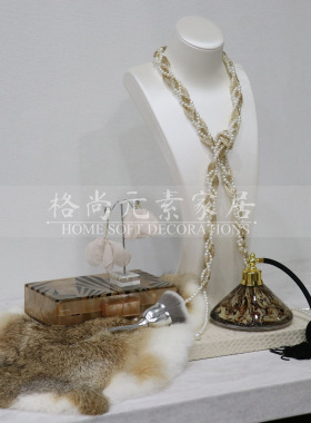 样板房衣帽间梳妆台首饰项链组合