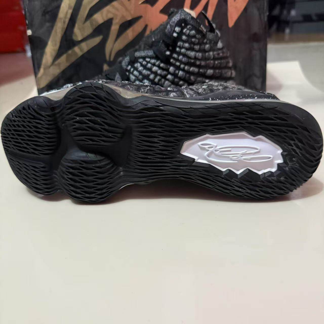 NIKE LEBRON XVII LBJ詹姆斯17代篮球鞋 BQ3178-004-002 BQ5594 - 图3