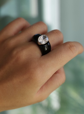 力量暗涌。酷飒黑色树脂爆闪透明白锆石宽戒指时髦个性高级大气