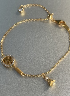 一起去运动。S925纯银镀金羽毛球拍造型吊坠闪亮锆石抽拉调节手链