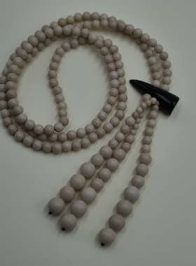 走路带风。飒气白化石圆球串珠流苏吊坠长款项链时髦高级松弛感