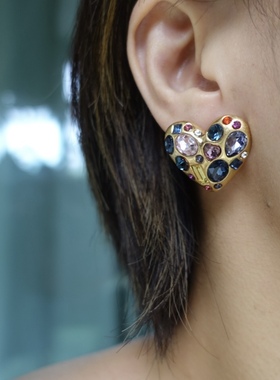 万千喜爱。复古金色爱心造型多彩锆石耳钉925银针心动信物时髦