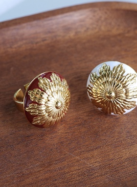 优雅盾牌。金色浮雕花朵造型圆形红白珐琅戒指开口设计时髦高级感