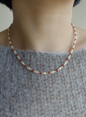 赏心悦目。亮眼玫红刚玉人造米粒珍珠金色串珠细项链时髦精致百搭