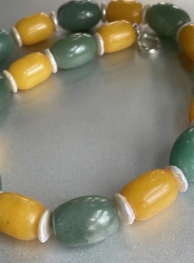 明亮色彩。天然纽扣珍珠绿黄色桶珠玉石串珠项链时髦高级大气清新