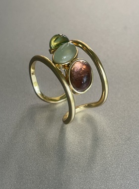 精彩段落。绿粉彩色人造宝石镂空设计感开口戒指环西班牙艺术风格