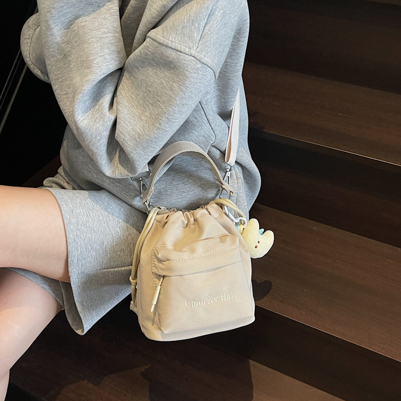 高级感手提小布包女轻便抽绳水桶包 2025新款简约通勤斜挎手机包,淘宝优惠券,粉丝福利购,淘宝优惠卷