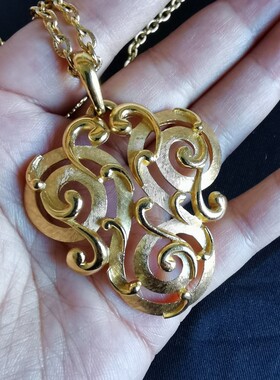 Vintage Trifari 金色云纹吊坠项链