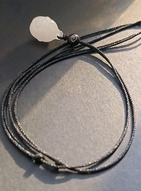 子木。原创绿东陵白玉石哑铃铛小众夏季清新锁骨情侣项链。默弦