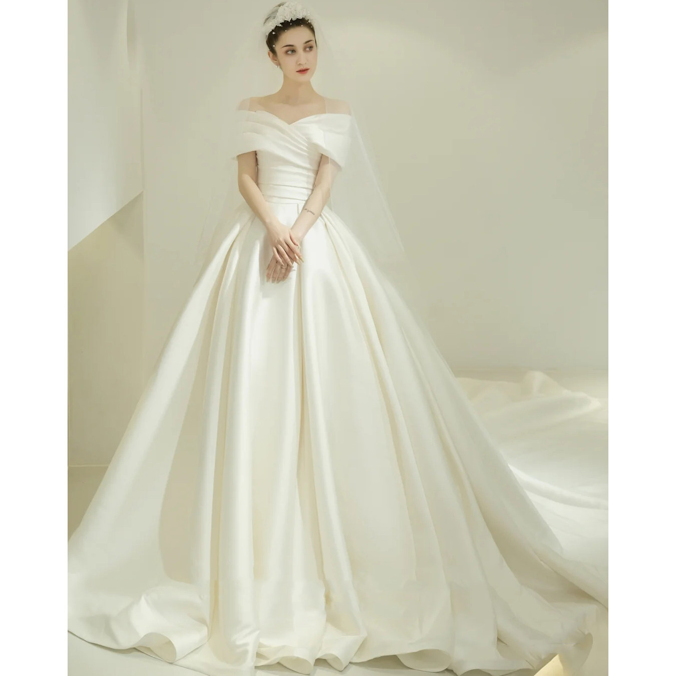 法式缎面轻主婚纱2024新款一字肩拖尾出门纱秋冬小个子简约高级感,淘宝优惠券,粉丝福利购,淘宝优惠卷