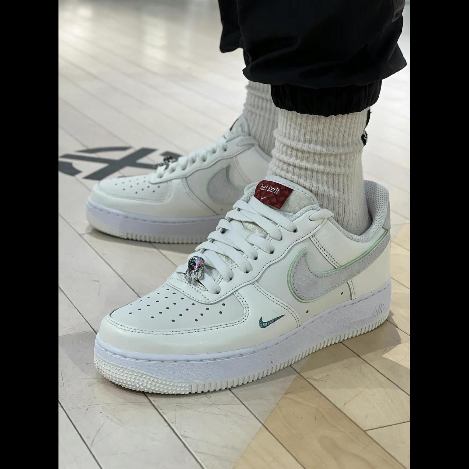 Nike Air Force 1 AF1 空军一号龙年限定米白男女板鞋 FZ5052-131 - 图3