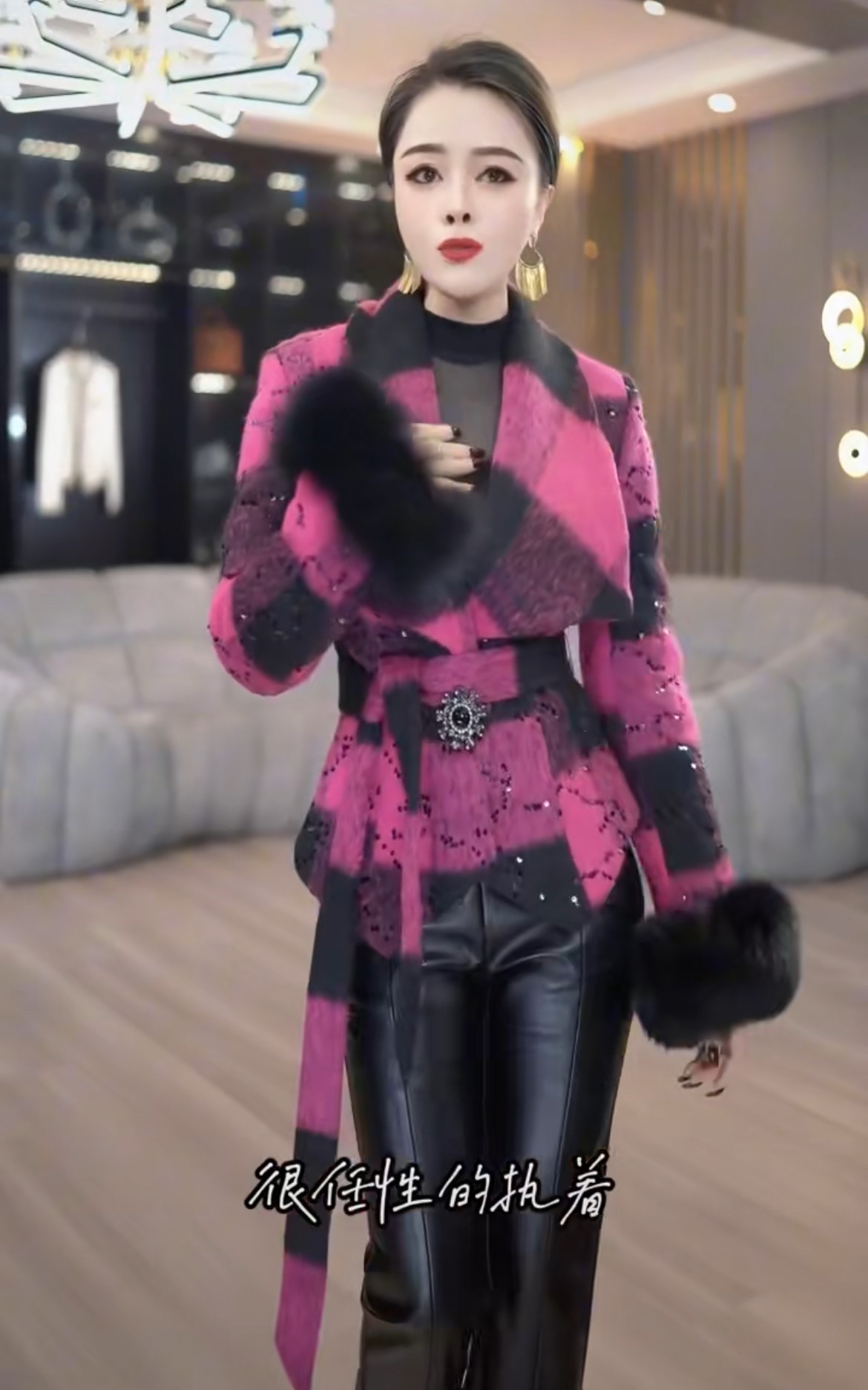 高端气质大翻领长袖外套女2023秋冬新款收腰格子毛呢外套微喇皮裤,淘宝优惠券,粉丝福利购,淘宝优惠卷