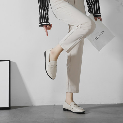 英伦韩版小皮鞋女秋2025新款软底单鞋百搭一脚蹬乐福鞋大码41到43 - 图1