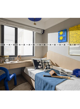 男孩房床面棒球棒头盔手套饰品