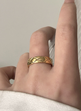 小香风叠戴食指素圈菱格钛钢不掉色戒指女轻奢高级感小众设计精致