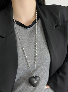黑色十字架爱心吊坠项链女轻奢小众高级感珍珠毛衣链长款百搭配饰