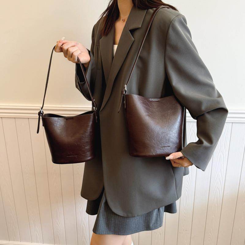 香港品牌真皮包包女2026新款小众复古水桶包高级感百搭单肩斜挎包,淘宝优惠券,粉丝福利购,淘宝优惠卷