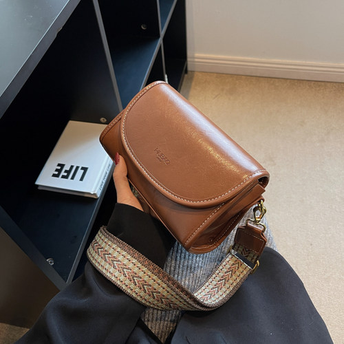 香港代购真皮包包女2025秋冬新款百搭单肩斜挎包宽肩带时尚小方包 - 图0