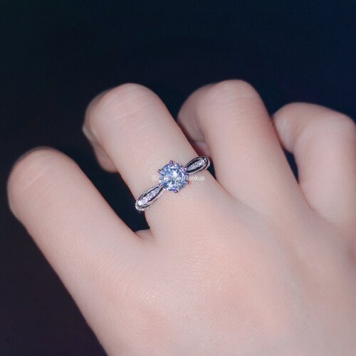 18K镀金精致80分六爪高碳钻石婚纱戒指女微镶轻奢圆钻戒节日礼物 - 图0