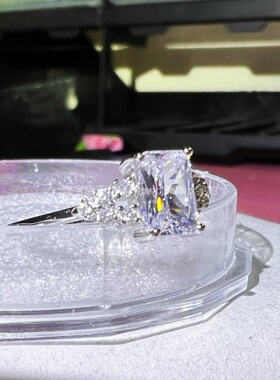 通体纯银简约祖母绿切工高碳钻戒