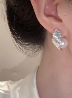 轻奢个性金属环绕珍珠耳钉