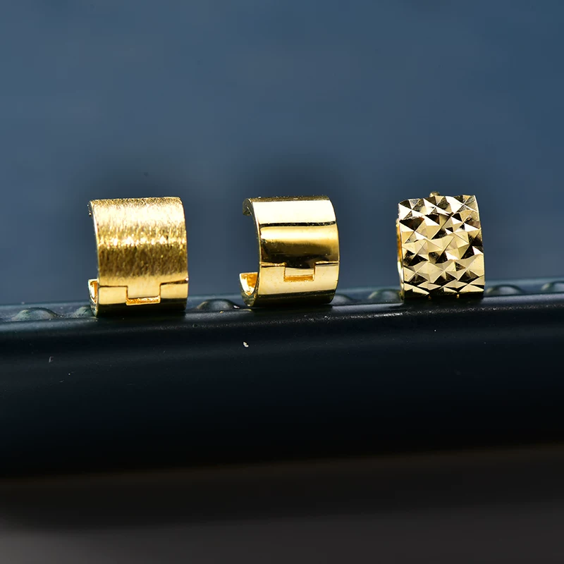 Fashionable shiny matte earrings, 10 carat