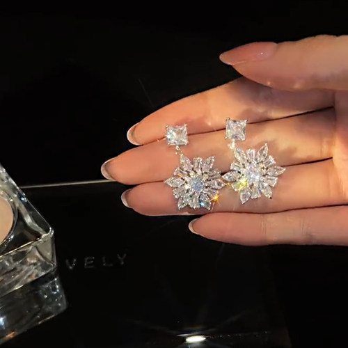 轻奢满钻锆石耳钉气质百搭小众设计高级感花朵吊坠耳环女2023新款 - 图3