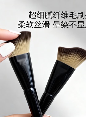 波浪修容刷贴合脸部轮廓