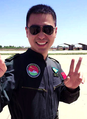 时尚偏光太阳镜男开车驾驶大脸