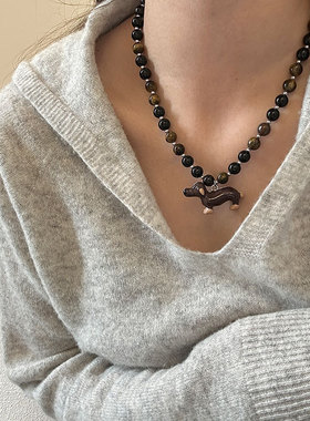 卡通腊肠狗吊坠虎眼石串珠项链女可爱精致时尚优雅百搭颈链毛衣链