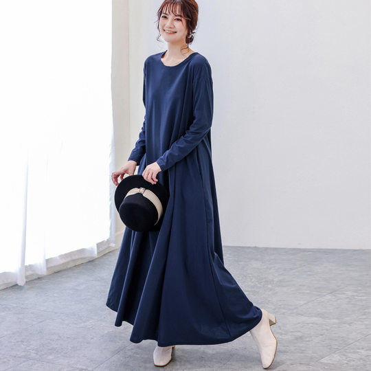 A-version long dress with wide hem for tall people