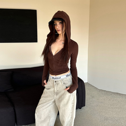 辣到中暑秋冬美式复古辣妹极简风连帽长袖T恤v领修身街头内搭上衣 - 图3