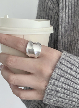 重工拉丝感宽面褶皱女戒