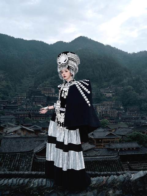 Yi costumes, high-end ethnic style travel photography, ethnic minority costumes, Miao girls' suits, performance stage photo suits