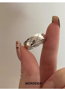 【张丫丫优选】MORDEKAI钛钢戒指小香风菱格宽窄交叉指环D-1722