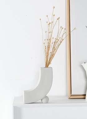 现代艺术感白色陶瓷花瓶几何造型