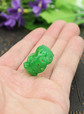 翡翠镂空雕花铁龙生祖母绿玉指环