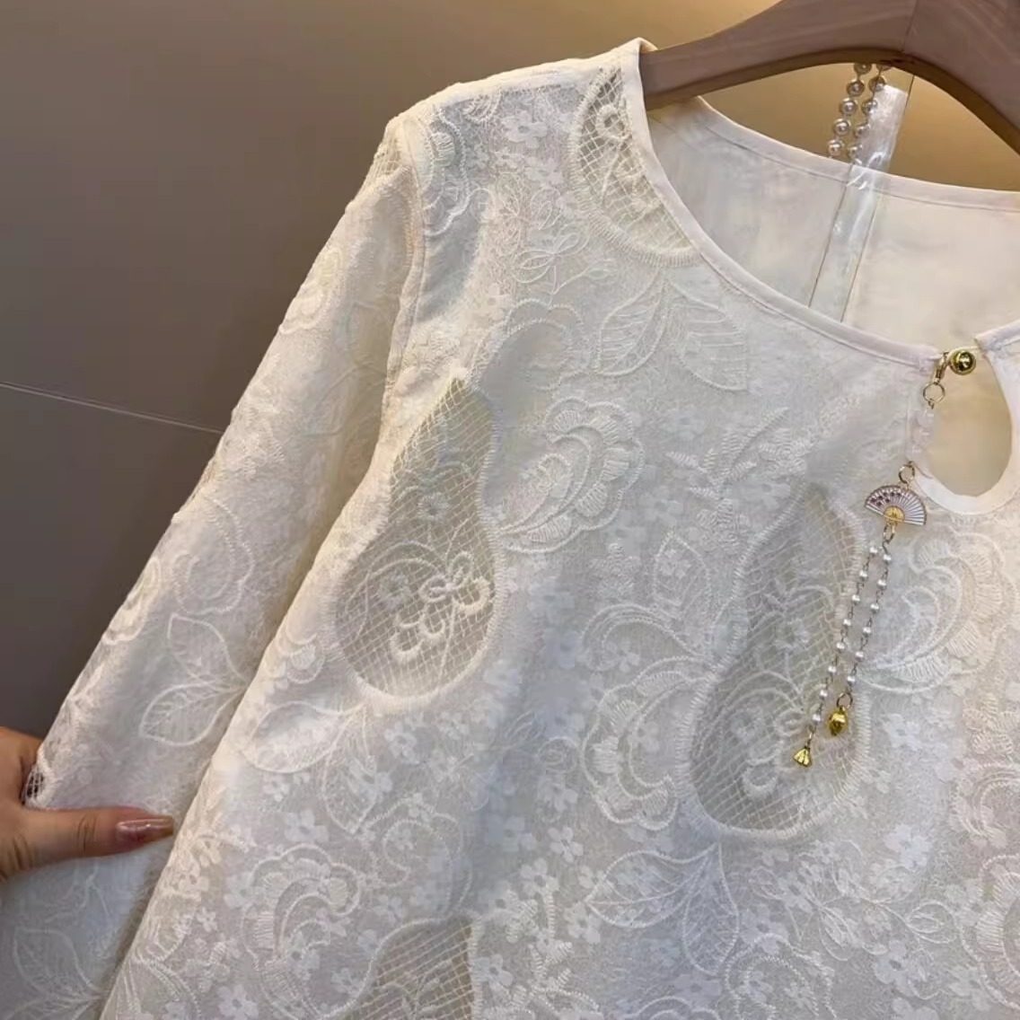 欧货大码气质洋气轻奢高级感蕾丝上衣胖MM国风葫芦刺绣别致衬衫女,淘宝优惠券,粉丝福利购,淘宝优惠卷