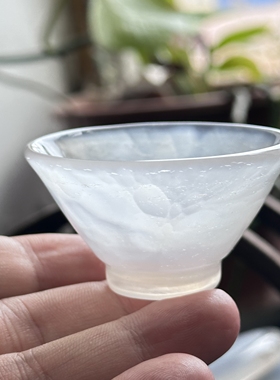 云臻阁天然海洋玉髓白冰玛瑙鱼鳞纹茶杯主人杯摆件