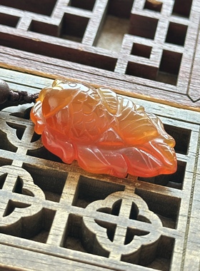 天然马料高冰海洋玉髓红玛瑙雕刻金鱼叶子一体吊坠挂件