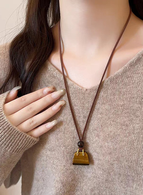新款美拉德咖色吊坠长款项链女复古轻奢高级感毛衣链小众设计配饰