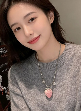 仙女风粉色植绒草莓吊坠项链甜美