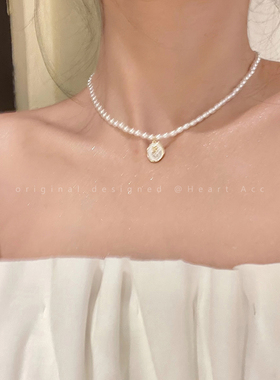 法式复古玫瑰花牌吊坠珍珠项链女轻奢小众设计感高级锁骨链配饰品