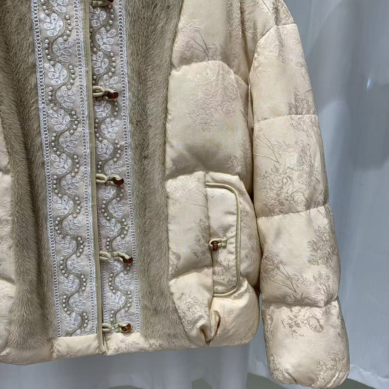 冬季新款新中式国风重工订珠鹅绒服女短款水貂毛皮草外套时髦保暖 - 图2