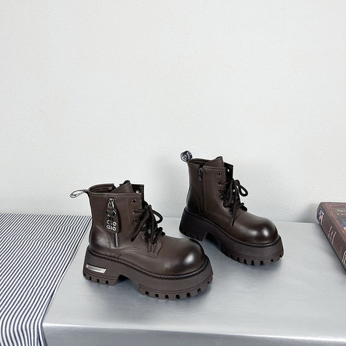 韩版2025冬季新款厚底增高马丁靴女加绒英伦风复古大头短筒机车靴 - 图0