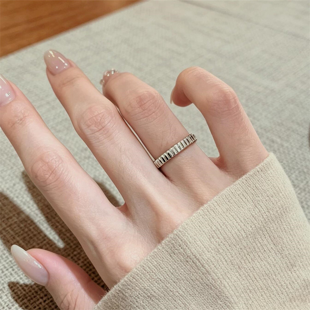 Vertical pattern simple and clean ring women niche design advanced